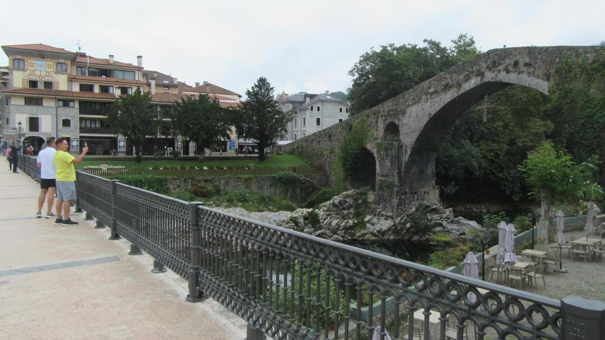 Apartamento Con Terraza Al Puente Romano Cangas de Onis Exterior photo